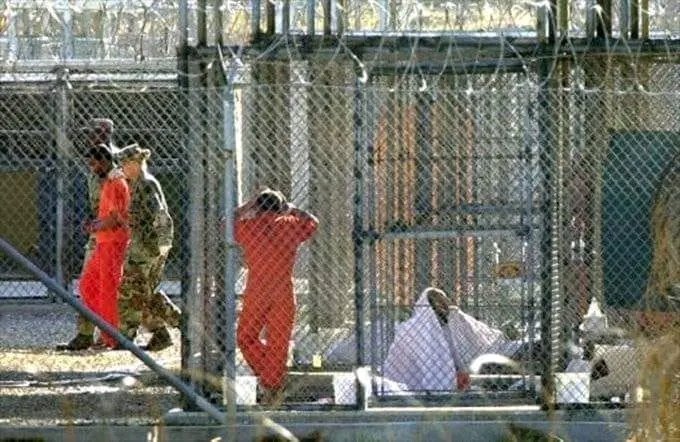 La base navale🇺🇲 de Guantanamo compte toujours 30 prisonniers arbitrairement détenus, sans procès, victimes de torture et de traitements dégradants qui violent les #DH. Le gouvt USA doit fermer cette prison ouverte il y a 22 ans, et restituer🇨🇺 le territoire illégalement occupé.