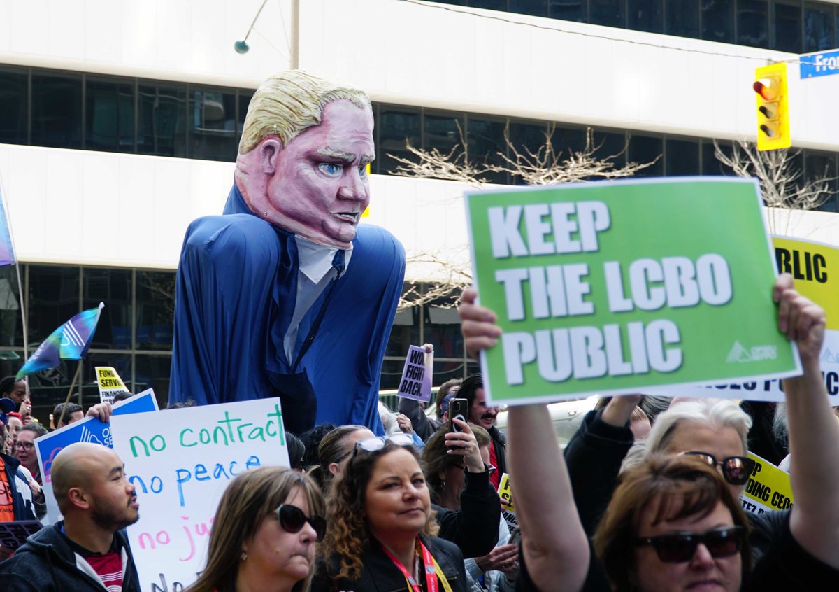 Standing with @OPSEU members who took to the streets to fight for strong public services. The march was led by #LCBO workers who are currently at the bargaining table fighting for fair wages during this affordability crisis, and pushing back against privatization #KeepLCBOpublic