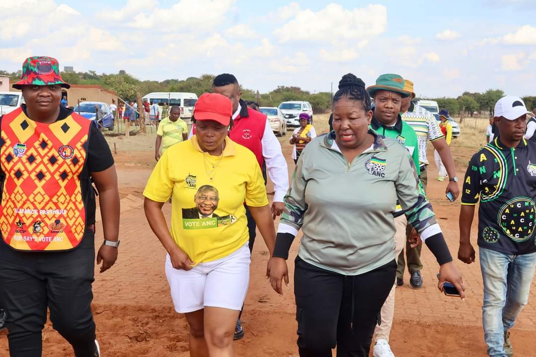 #COSATU North West comrades are on the ground leading pamphleting, blitzing and door to door to engage with workers and their families to participate in the #InternationalWorkersDay on May 1 @motswedingfm #CosatuMayDay #VoteANC