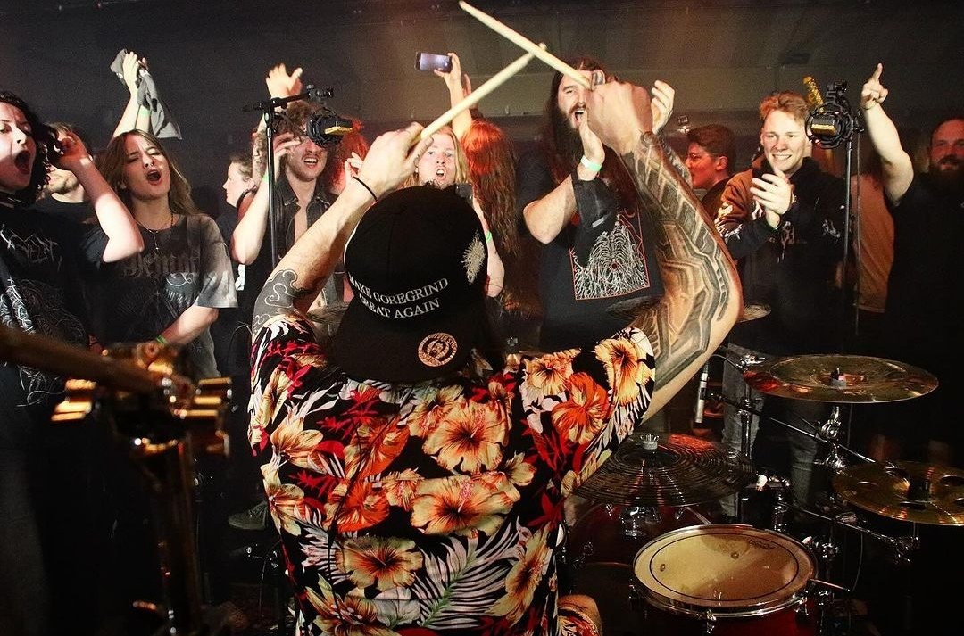 This picture is amazing 😍. It looks like it's from a movie scene depicting the success of a musician 🥁.

On its own, it represents why we love playing live music so much 🎶.

#metaldrummer #drummer #hawaianshirt #hawaii #livemusic #partypeople #grindcore #goregrind #deathmetal