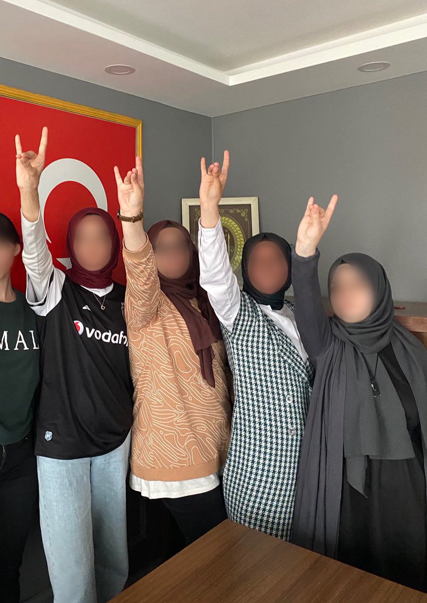 Bu insanlar neden Müslüman oldukları halde Anadolu'da İslam'ı yasaklayan Atatürk'ün faşist ideolojisini takip ediyorlar?
Bu genetik aptallık mı yoksa ne???