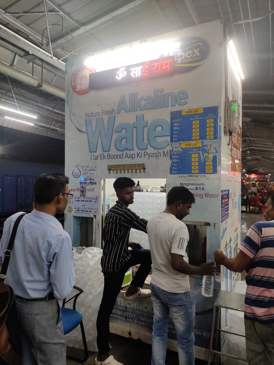 Rate of one litre water bottle displayed Rs.8 where as vendor asking Rs.10 on plateform number 2 At Tatanagar railway station @RailMinIndia @RailwaySeva @