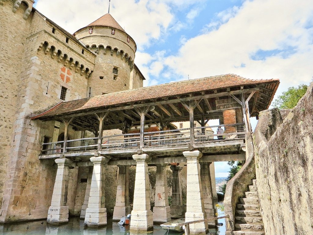 Chillon Castle is an island medieval castle located on Lake Geneva, in the canton of Vaud, #Switzerland 
en.wikipedia.org/wiki/Chillon_C…
#castle #architecture 
By Pal Szabados