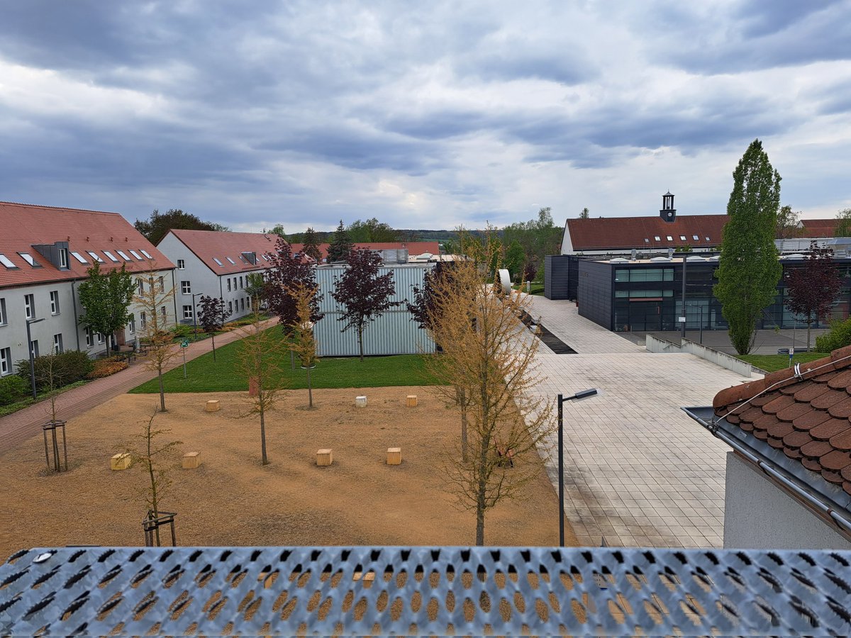 Beim Blockseminar 'Aktuelle Probleme der Wirtschaftspolitik' ist unser wunderschöner @WHZ_Zwickau-Campus manchmal leer, umso lebendiger ist die Diskussion im Seminar. Mit den Zwickauer Studenten zu debattieren, ist seit 12 Jahren eine ständige Bereicherung.