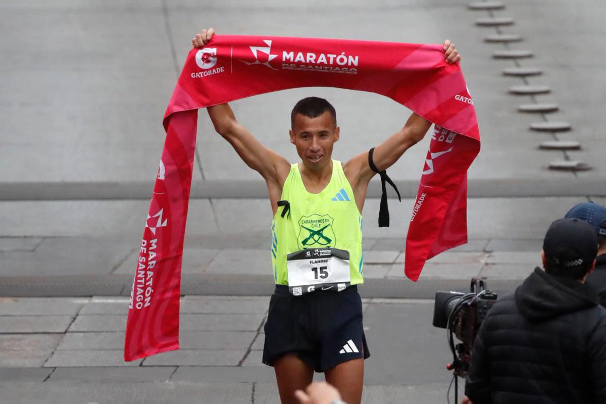 Porque sabemos que las muestras de cariño son una inyección directa de motivación para seguir dando lo mejor de nosotros. Con mucho orgullo el Sargento 2º Mauricio Flandes Flandes, fue el primer chileno en llegar a la meta en el #MaratóndeSantiago, rindiéndole un sentido homenaje…