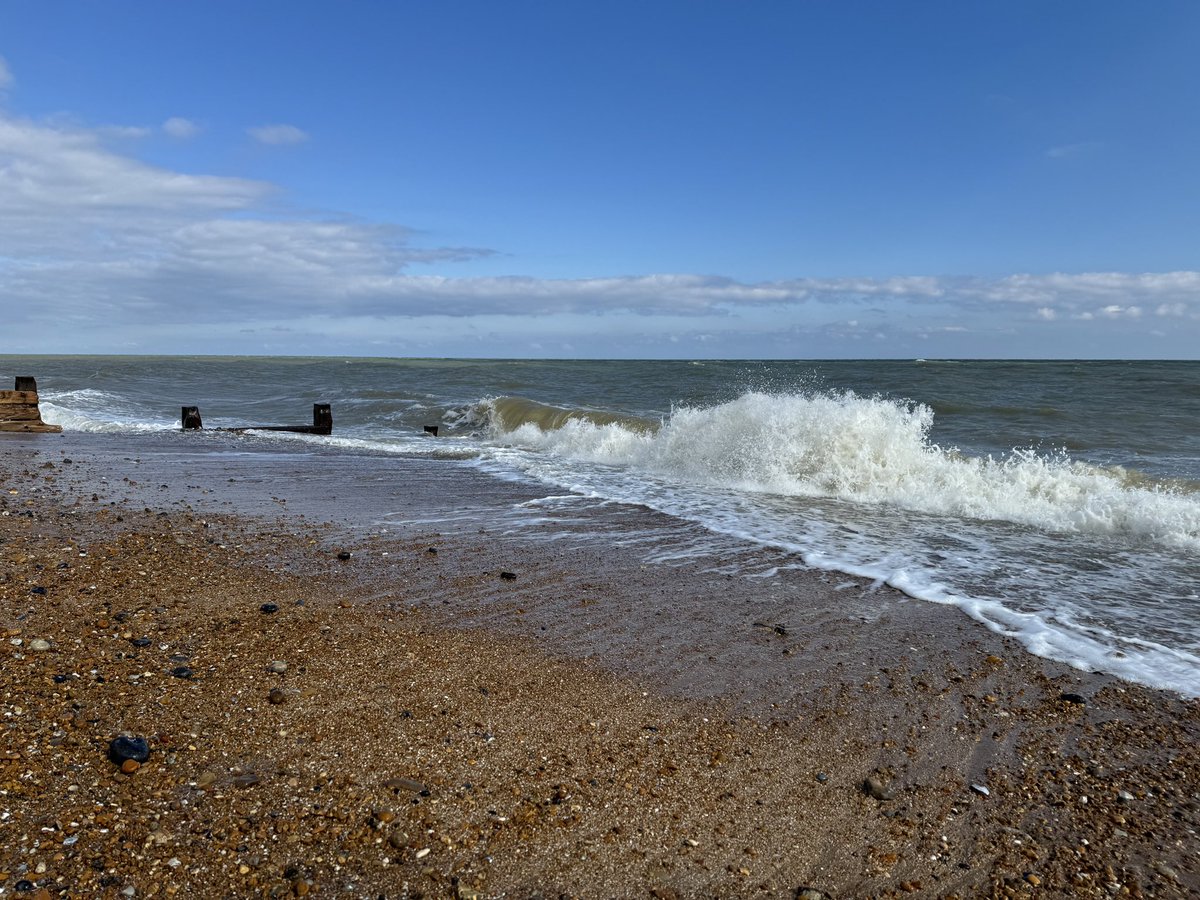 Lovely to see the sun and some blue sky this afternoon, just need the wind to die down.
#SunnySussexCoast