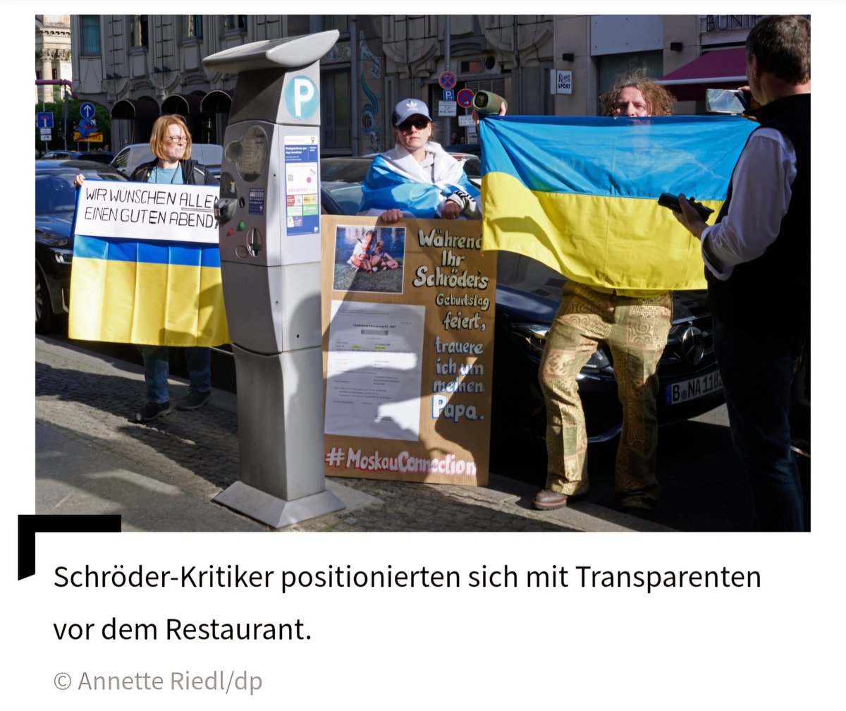 #b2704 #b2804 Ein großes Dankeschön an die Fotografin @AnnetteRiedl, die Fotos vom Gegenprotest bei #GerhardSchröder #MoskauConnection vorm #Borchardt gemacht hat. Es lebe die russische Opposition und die freie Ukraine! 🤍💙🤍 💙💛 #FckPutin