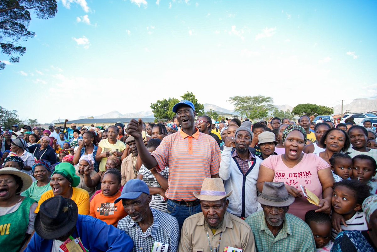 [IN PICTURES] To wrap up the Western Cape province campaign trail, ANC Secretary-General Comrade Fikile Mbalula, joined ANC volunteers for a door-to-door campaign and addressed community members in the community of Mbekweni in Paarl #VoteANC #VoteANC2024 #LetsDoMoreTogether