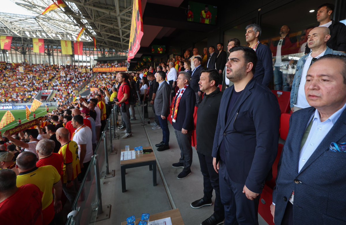 GÖZTEPE SÜPER LİG’DE 💛❤️ Zorlu maçlar, tüm sezon boyu efsane mücadele... İzmir'siz Süper Lig olmaz! Göztepe'siz Süper Lig olmaz! Gürsel Aksel’i her karşılaşmada hınca hınç dolduran, takımını yalnız bırakmayarak bu başarıyı en çok hak eden Göztepe'mizin anlı şanlı taraftarına…