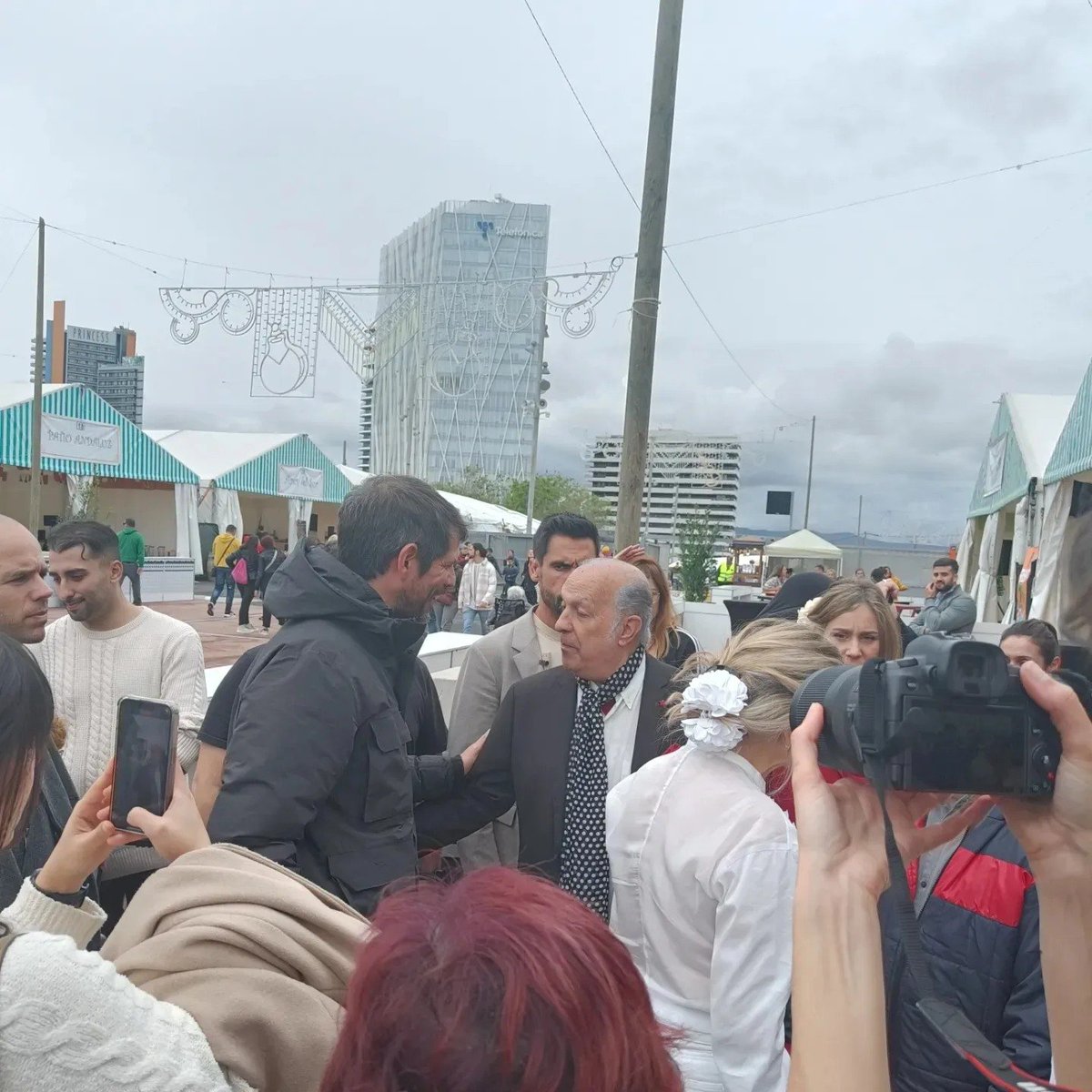 Migdia de passejada per la Feria d' Abril a #SantAdrià amb la vicepresidenta @Yolanda_Diaz_ , el ministre @ernesturtasun  i la candidata a la presidència de la Generalitat @jessicaalbiach. 

Aquest #12M, fem que guanyi la Catalunya que ve✊