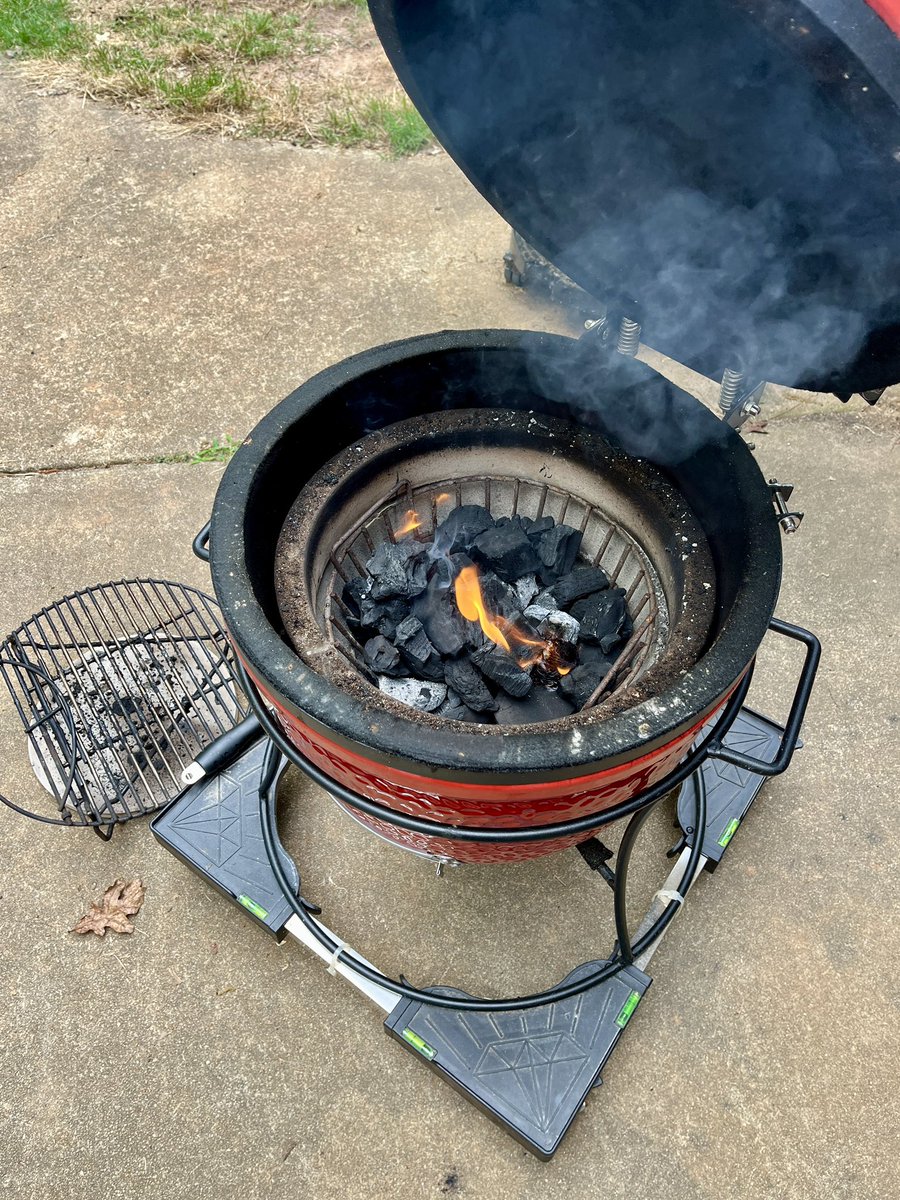 Joe Jr getting ready for dinner

@KamadoJoe #BBQ #barbecue