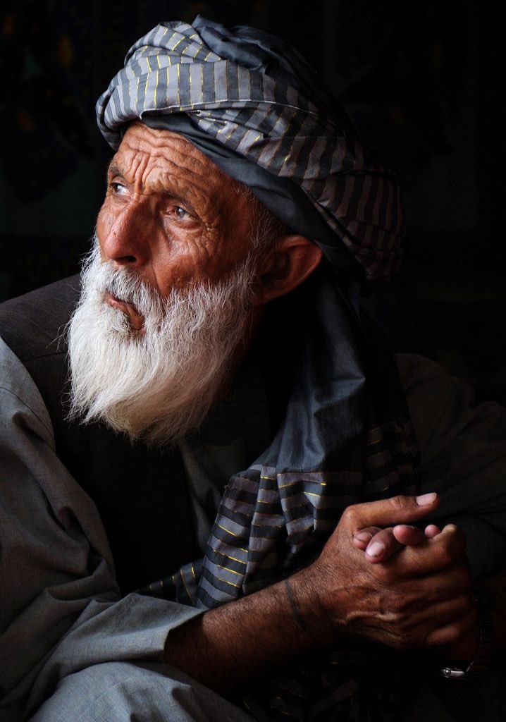 "لا تنكري وَضَحَ المشيب فإنما 
هو زهرة الأفهام والألباب
.
فلديّ ما تهوين من زهو الصبا 
وطلاوة الأخلاق والآداب"