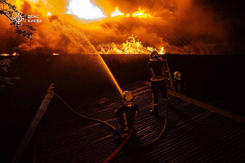 У Києві на території ресторанного комплексу горіла лазня 
newsstolychnyi.site/podiyi/u-kyyev…