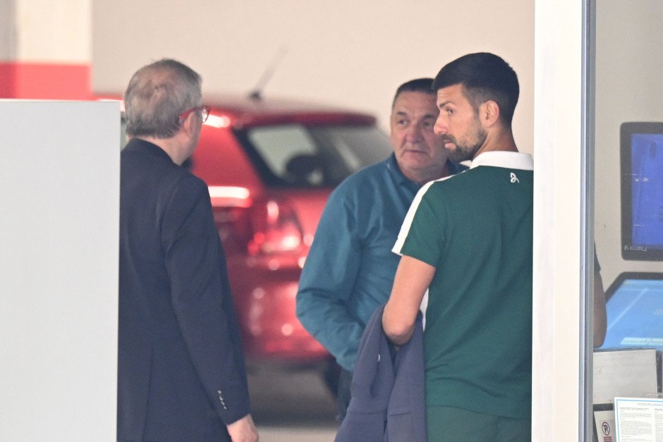 Novak Djokovic's father Srdjan rushed to hospital after suffering fall, Serb hurriedly joins him after suspected fracture 🏥 Speedy recovery.🙏❤ #Djokovic @NDjokofan #NoleFam 📸: sportal.blic.rs