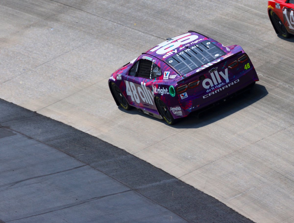 Green flag on Stage 3! @Alex_Bowman restarts P3.