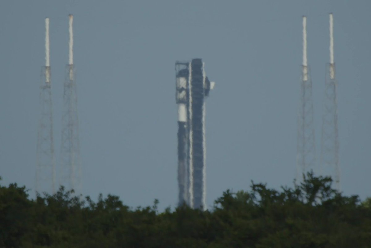 SpaceX is preparing to launch another batch of a Starlink high-speed internet relay satellites aboard a Falcon 9 rocket. Liftoff from Space Launch Complex 40 at Cape Canaveral Space Force Station is set for 6:08 p.m. EDT (2208 UTC). spaceflightnow.com/2024/04/28/liv…