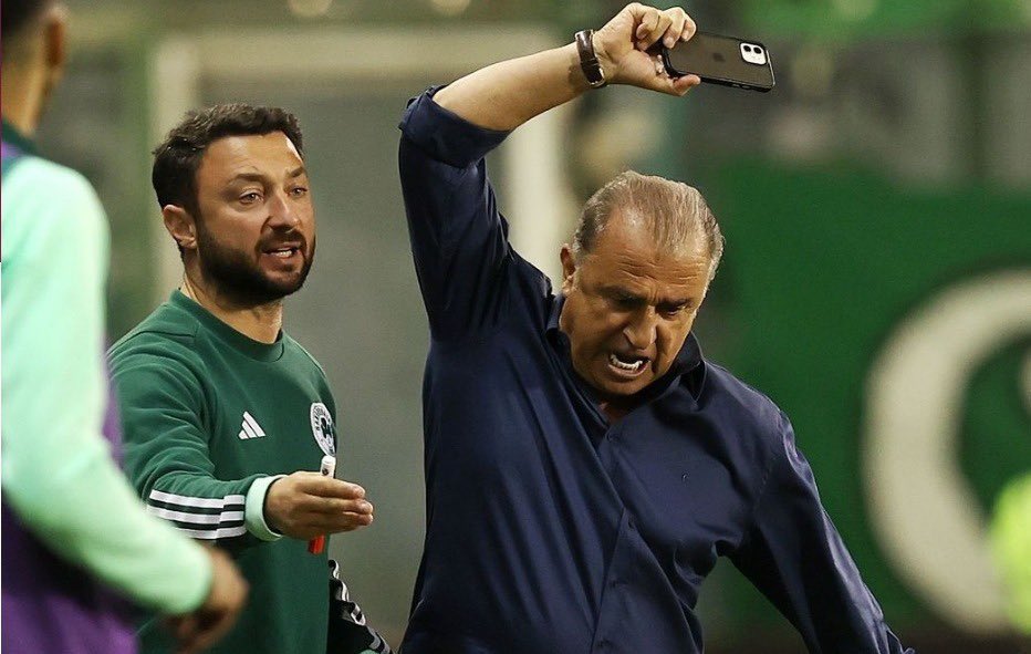 Panathinaikos Teknik Direktörü Fatih Terim, Aris’e mağlup oldukları maç sonrasında sinirden telefonunu yere fırlattı. Fatih Terim’in takımı, lider AEK’in mağlup olduğu bu haftada galip gelseydi, son iki haftaya girilirken puan farkını 1’e indirecekti.
