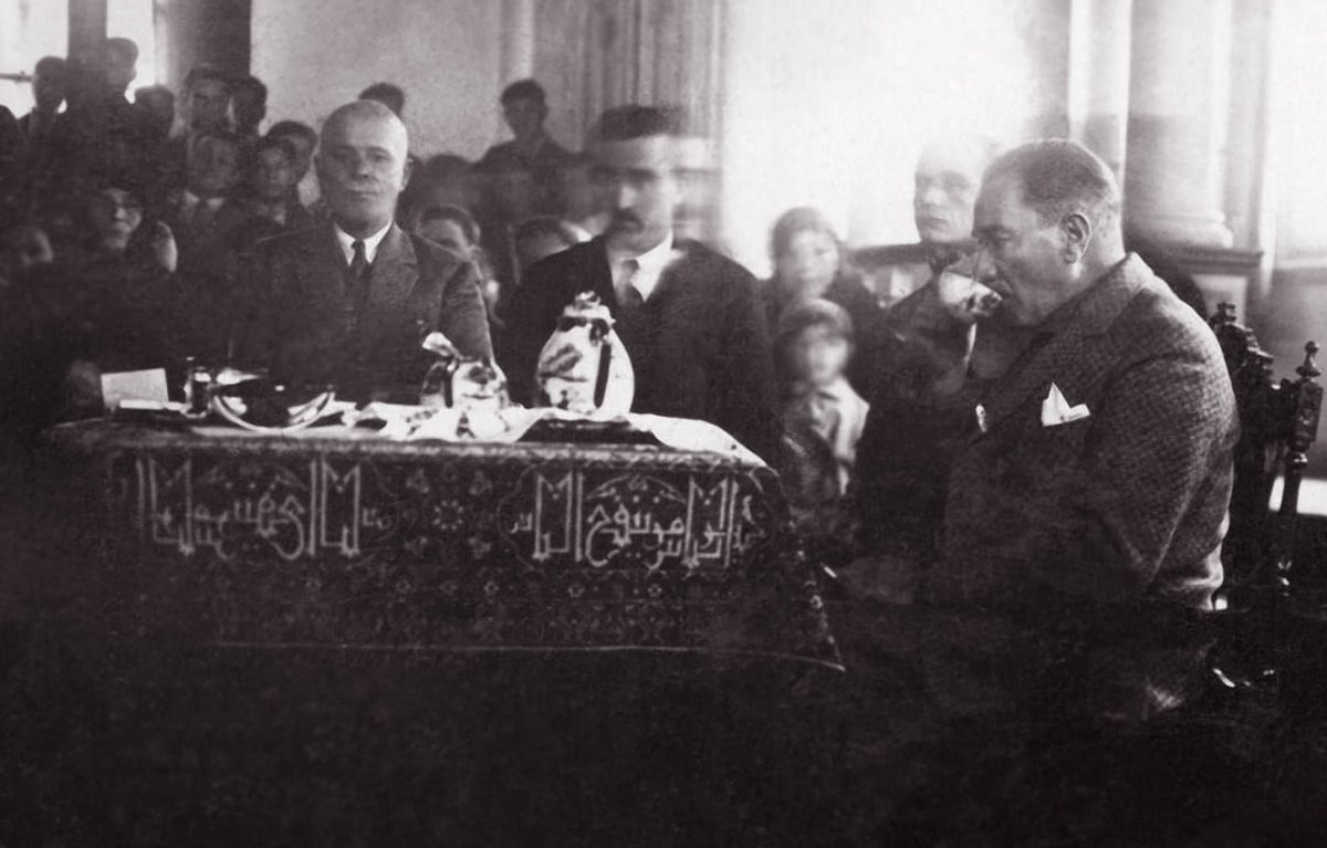 Atatürk çay içerken. 

Edirne, 24 Aralık 1930.