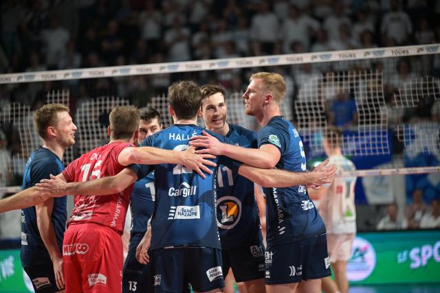 Dans un match retour irrespirable, Saint-Nazaire a remporté son premier titre de champion de France de volley-ball au golden set contre Tours (15-12).
ow.ly/hfL150RqfwA