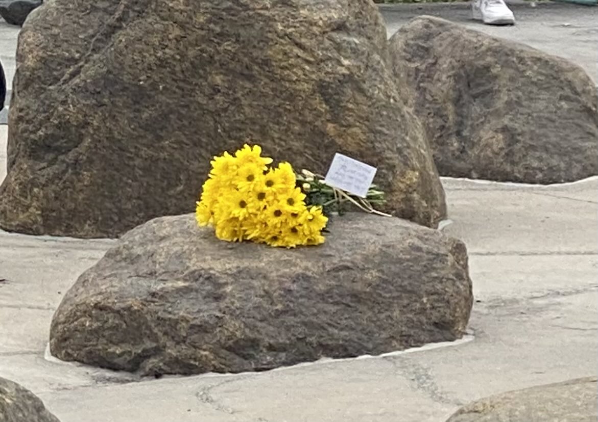 En hommage à Jean-Pierre Ferland de Monique Giroux sur la Place Fleurs de macadam 🍀