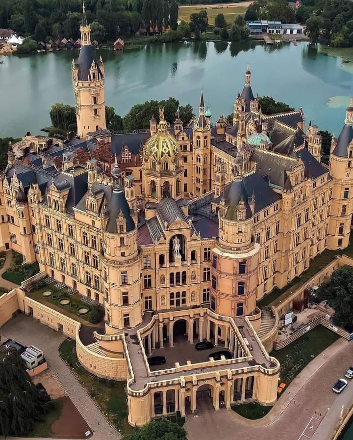 🏰 Schwerin Castle is a historic castle located in the city of Schwerin, Germany 🇩🇪