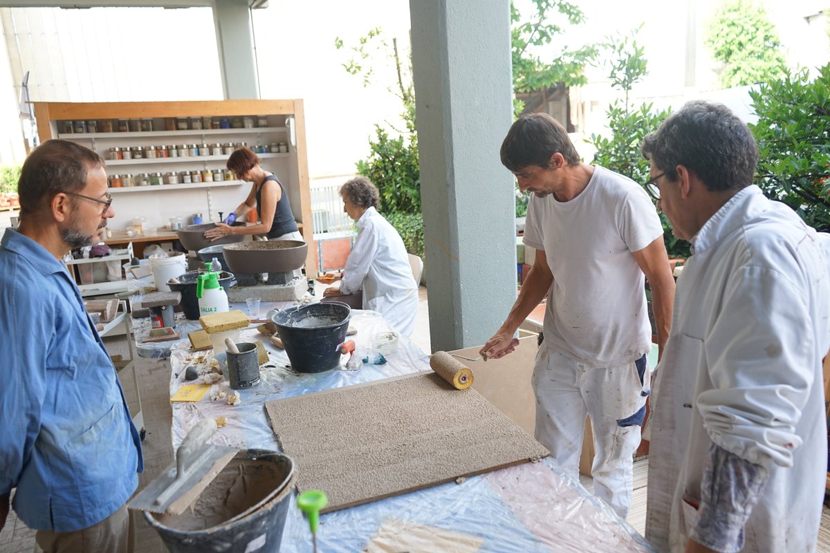 Preparazione del #fondoaggrappante con l'utilizzo del rullo di spugna durante il corso di formazione dedicato al #tadelakt.

#artigiano #artigianato #craftman #ecobuild #ecobuilding #bioedilizia #naturalart #artenatuale #impermeable #waterproof #waterproofing #plaster #plastering