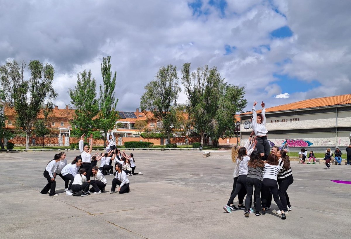 Hoy hemos celebrado el #díainternacionaldeladanza y numerosos rincones de nuestra localidad se han llenado de ritmo y bailarines en una serie de actos organizados por Danzarella en colaboración con la Concejalía de Cultura del Ayuntamiento de Laguna de Duero.

#LagunadeDuero