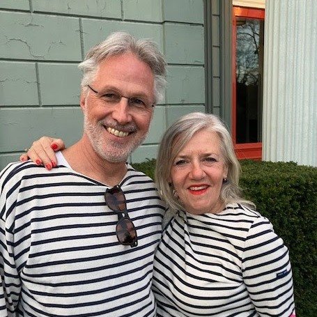 Dit zijn #Zomergasten Pieter, een vriend van Bas, en zijn vrouw Julia, vertolkt door Hans Mieras en Brigitte Kant.
Pieter: "Julia, waarom moet jij mij altijd het bloed onder de nagels vandaan halen?"
Julia: "Je hebt een afschuwelijk mens van mij gemaakt, Pieter."
#toneel 🫶🏼