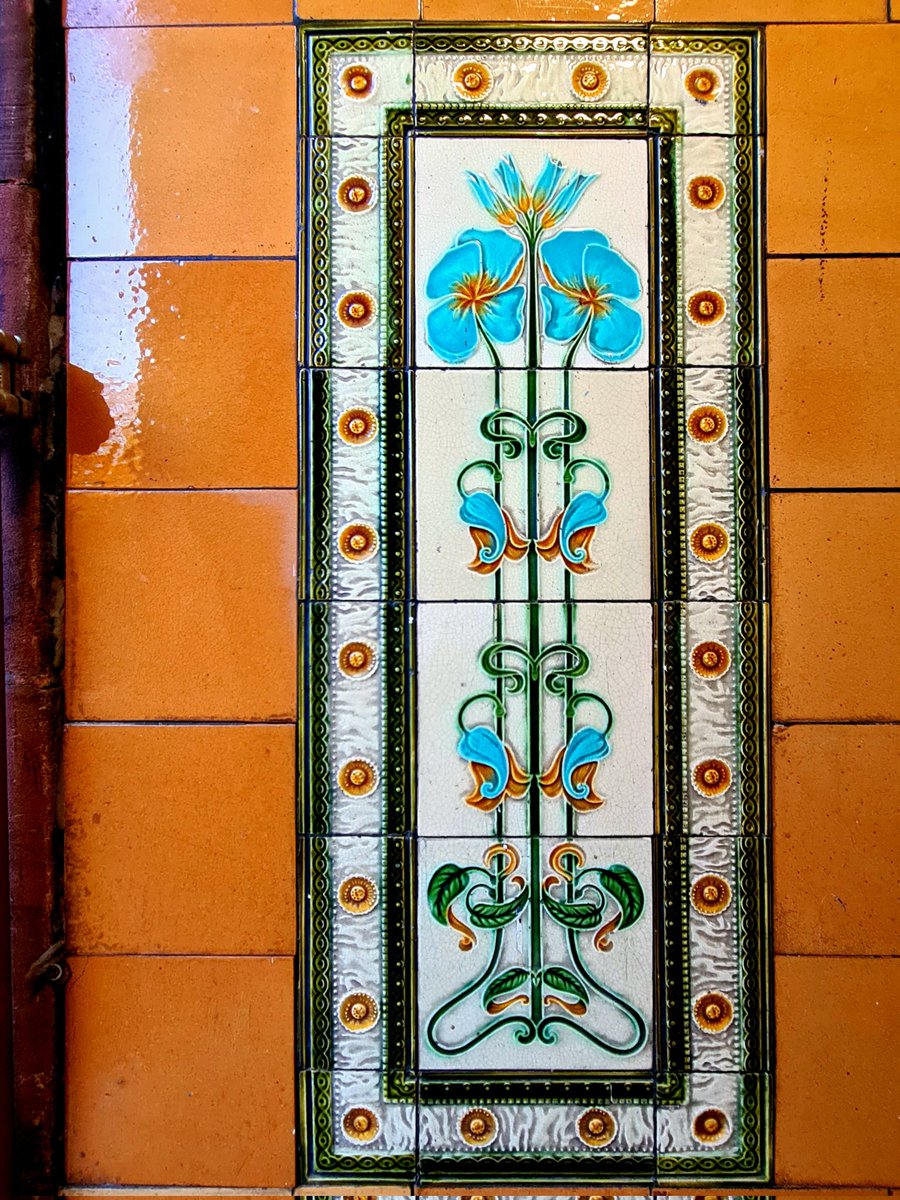 Love this gorgeous tiled panel from a tenement close in the Hyndland area of Glasgow. #glasgow #architecture #tile #tilibg #ceramics #flowers #design #tenement #glasgowtenement #hyndland #glasgowbuildings #tenementtiles @TnmntTiles