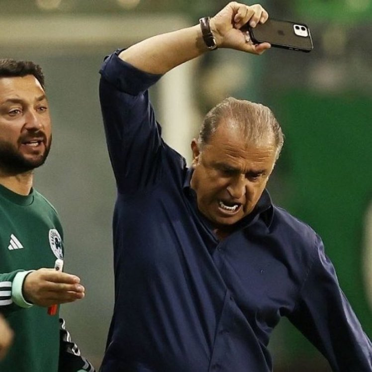 Fatih Terim, Panathinaikos yenilince sinirden telefonu fırlattı.