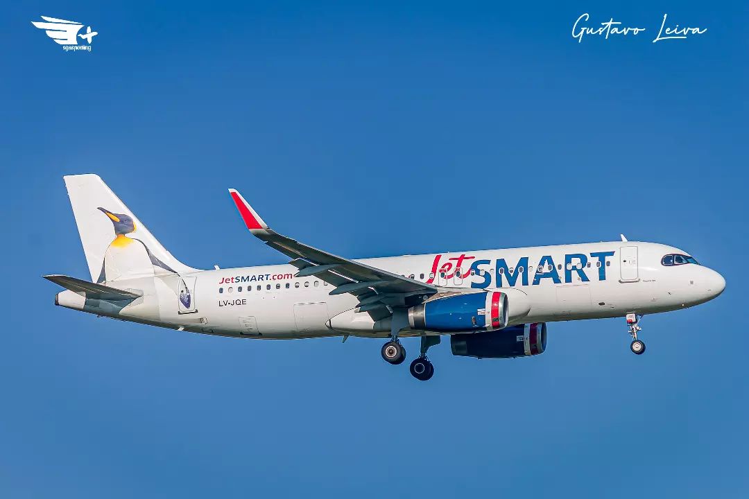 #URGENTE |  Reportan amenaza de bomba en el <a href="/AeropuertoASU/">Aeropuerto Silvio Pettirossi</a> 🇵🇾 Un pasajero habría declarado que tenía una bomba en su equipaje de mano.
✈️ Aeronave involucrada un A320-232 con registro LV-JQE con el livery del Pingüino Emperador de <a href="/VuelaJetSMART/">JetSMART</a> 🇦🇷🐧