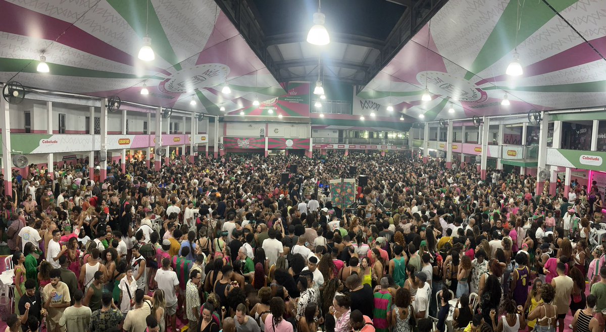 Noite histórica no palácio da velha manga 💜💚 Quando rolou os fogos 00h, eu comecei a chorar pensando que o elo dessa vez entre roda e escola de samba era o nosso @osambadavolta. Na quadra que fui passista quando criança, agr voltei com meu samba. MANGUEIRA É UMA MÃE MESMO !