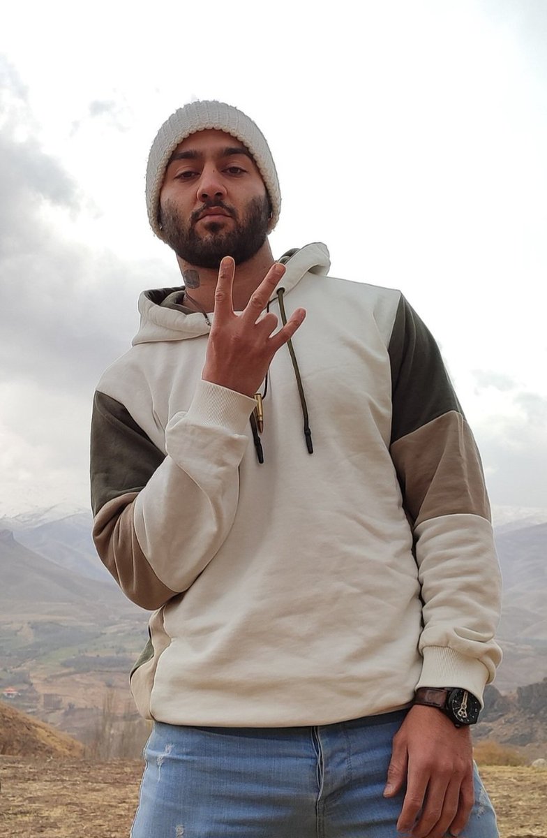 SepidaWisdom's tweet photo. او از معدود هنرمندانی ست که با دست خالی در مقابل حکومتی تا بن دندان مسلح که کارش چیزی جز کنترل مردم ��ا ابزار وحشت پراکنی و تهدید و اعدام سی��تماتیک نیست ایستاده و با رفتارش اسطوره ی ظلم ستیزی، حق طلبی و شجاعت شده. حکومت حق داره از #توماج ها به شدت بترسه!
#توماج_صالحی_را_آزاد_کنید https://t.co/9QOIww0KSN