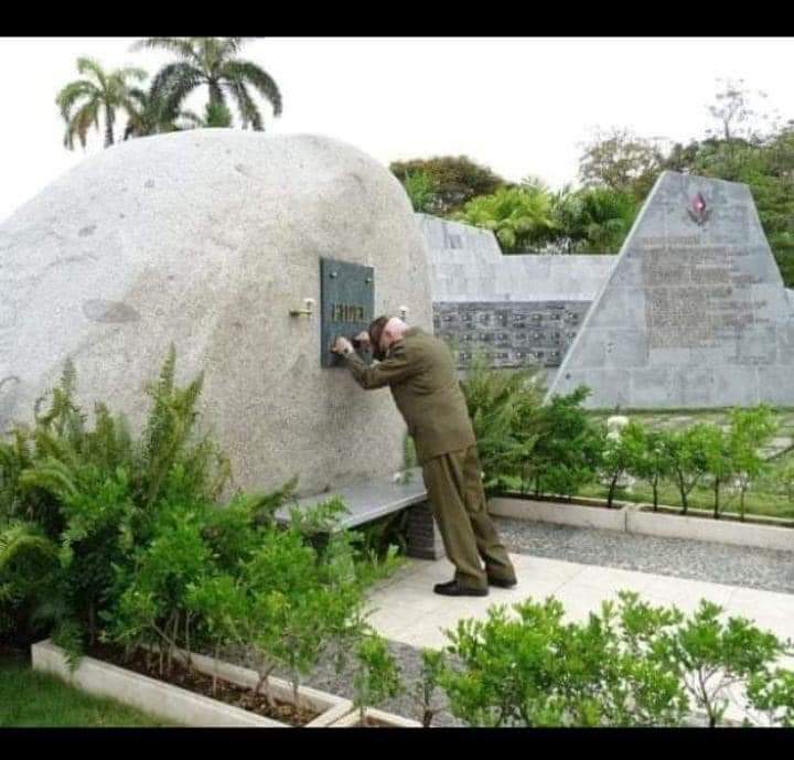 Una fotografía que no necesita explicación 
92 aniversario del Comandante Ramiro, ejemplo de lealtad y valentía 
#VivaLaRevolución
#PatriaOMuerteVenceremos