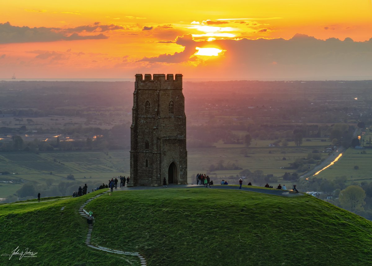 Very busy up on Glastonbury Tor at sunset today

@ITVCharlieP @BBCBristol @TravelSomerset #ThePhotoHour #Somerset @VisitSomerset @bbcsomerset #Sunset #Glastonburytor @PanoPhotos @SomersetLife