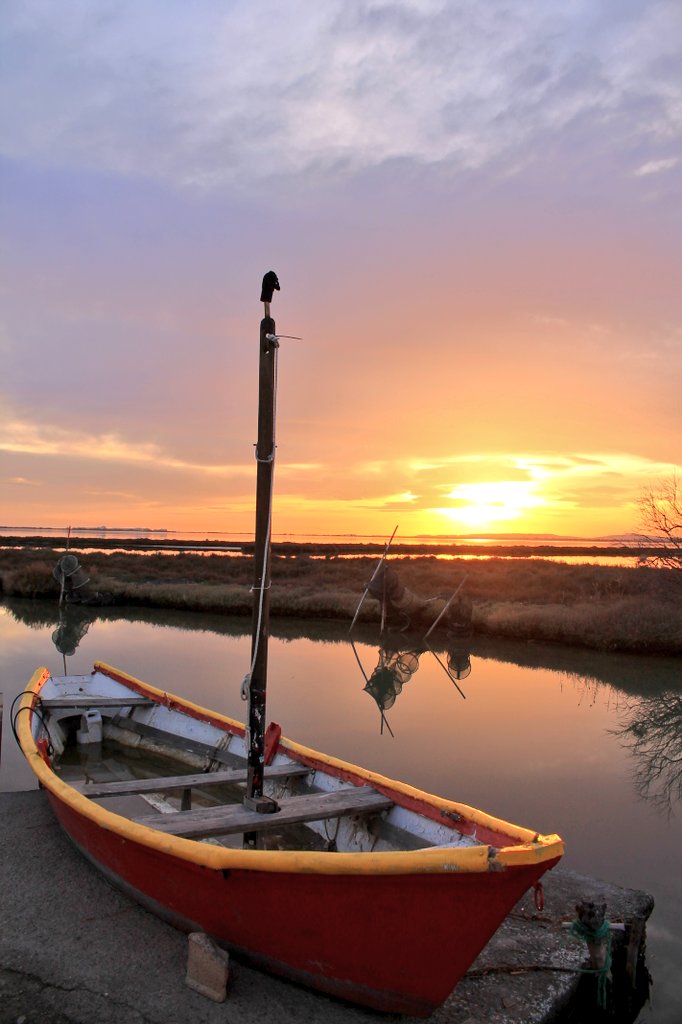 Travelsandphoto's tweet photo. La barque et l'étang de l'Or. 
#sunset #coucherdesoleil #mauguio #carnon #occitanie #paysdelor https://t.co/tIwVIXmLeR