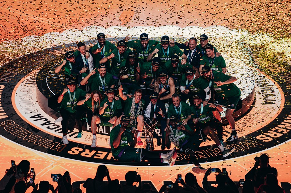 ACBCOM's tweet photo. 🏆 𝐄𝐋 𝐍𝐔𝐄𝐕𝐎 𝐂𝐀𝐌𝐏𝐄𝐎́𝐍 𝐃𝐄 𝐋𝐀 𝐁𝐂𝐋.

¡Enhorabuena, @unicajaCB! 
¡Toca disfrutarlo! 👏 https://t.co/bQTGZJShNu