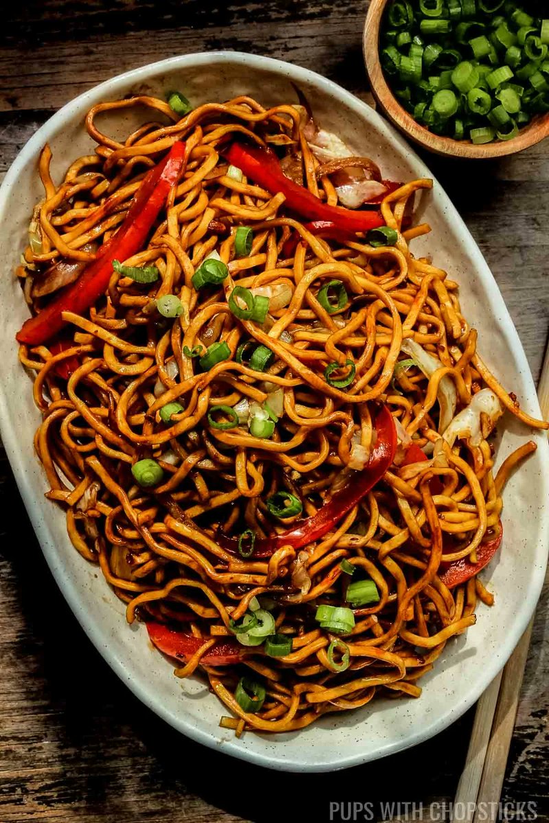 Hakka Noodles Recipe: pupswithchopsticks.com/hakka-noodles/… #foodie #Nomnom #asianrecipes #asianfood
