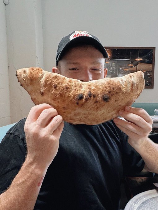 I came here to eat calzones and pussy. And I&rsquo;m fresh outa pussy 😋 https://t.co/xFJSKcmhu8
