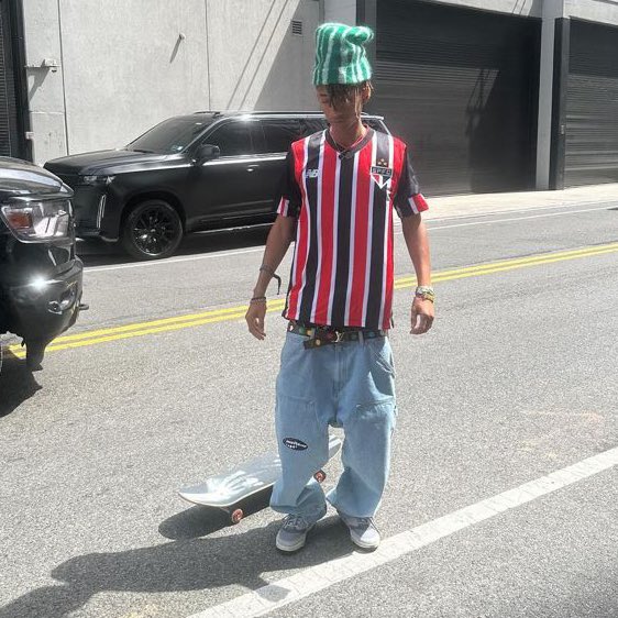 🚨FAMOSOS: Jaden Smith, filho do Will Smith em novas fotos com a camisa do São Paulo.