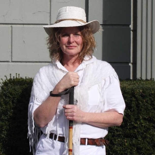 En als laatste #Zomergasten-personage stellen voor: Marlous, de zus van Bas, gespeeld door Helene Kalisvaart.
Marlous: "Ik verlang ernaar om de hectiek achter mij te laten. Meestal ga ik dan de natuur in, alleen. En dan valt alles van mij af." 🏞️
#evenvoorstellen #datwashetdan