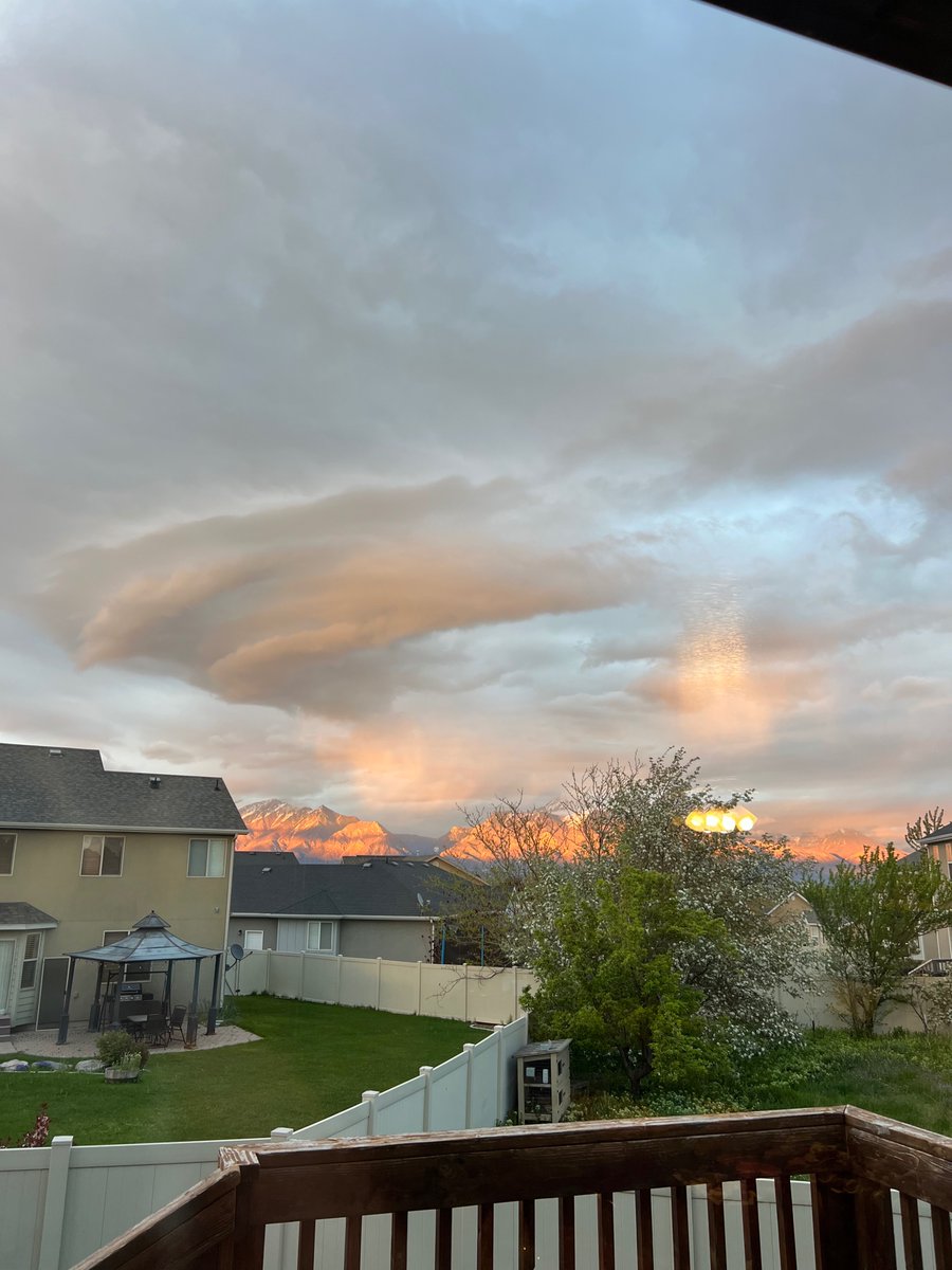 KSL5TV's tweet image. Thanks to Lindsey V. for sharing this shelf cloud sunset from Saratoga Springs on Saturday evening, April 27, 2024. (Lindsey VanBallegooie) Do you have an interesting weather photo to share? We'd love to see it. Submit your photos here: ksltv.com/as-you-see-it/