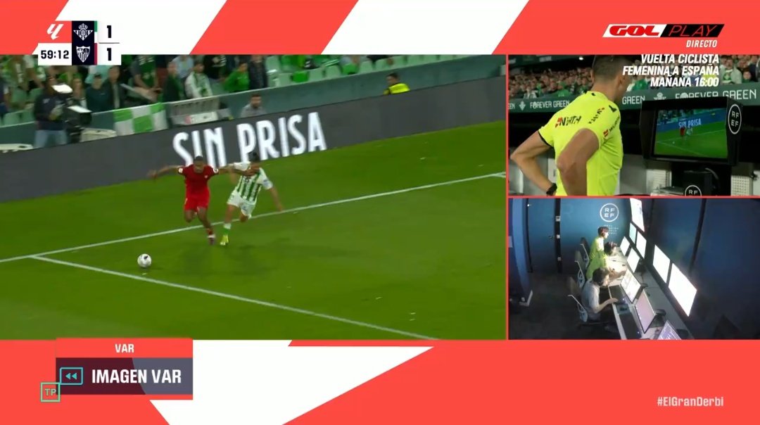 📺💥 El mundo al revés para el VAR en el derbi sevillano.

👉🏻 Badé saca el brazo y golpea, con mayor o menor intensidad, en el rostro de Isco.

❌ NO ES ACCIÓN DE VAR.

▪️ Ortiz Arias entró a valorar una acción en la que no existe un error claro y manifiesto.