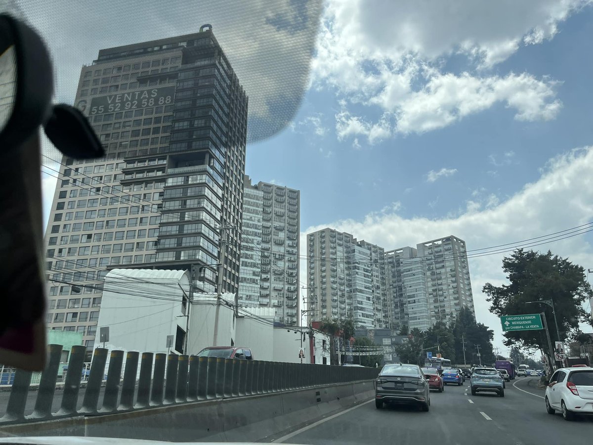 En Cuajimalpa también tenemos un Cártel Inmobiliario a cargo del dragón @AdrianRubalcava 

Y todos esos edificios se abastecen de agua potable de forma manual...
CON PIPAS DE SAN LORENZO ACOPILCO.