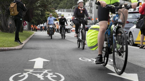 Invest in biking as fuel prices rise, says @CyclingActionNZ “Let's double-down on biking to ease pain at the pump. People love the joy and convenience of riding bikes, but they need safe and attractive bike lanes.” can.org.nz/Double-down_on…