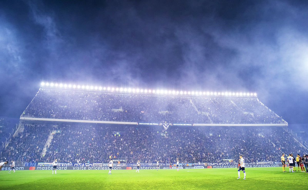 juanspikerman's tweet photo. Cómo una epopeya, una épica y ante una suma de situaciones inesperadas este plantel se hizo fuerte ante la importancia de los dirigentes que no quieren mejorar el futbol argentino. Hoy festejamos ese bello milagro que tanto nos merecemos. Y Vélez va y el oeste celebra.. https://t.co/zySWBG1FIj