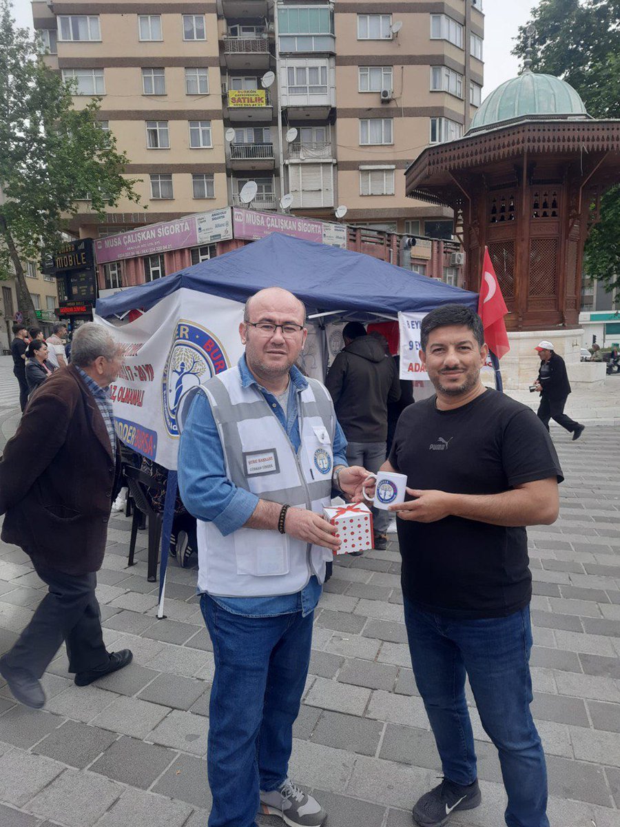 Yağmur Çamur Fark Etmez Emadder Her Yerde!!! Bursa Emadder üyelerimiz stant ve broşür dağıtım etkinliği düzenlemişlerdir. Kendilerine teşekkürlerimizi sunuyoruz. @RTErdogan @isikhanvedat @AhmetAYDIN_02 @NumanKurtulmus @hasandogan @akbasogluemin @avabdullahguler @fahrettinaltun…