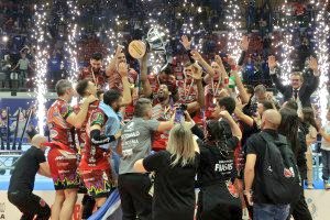 La @SIRVolleyPG cala il poker! Vince lo scudetto #pallavolo maschile, il secondo della sua storia, e mette il punto esclamativo sul filotto di successi stagionali, dopo la vittoria di Coppa ltalia, Supercoppa ltaliana e Mondiale per Club. Complimenti alla squadra, allo staff