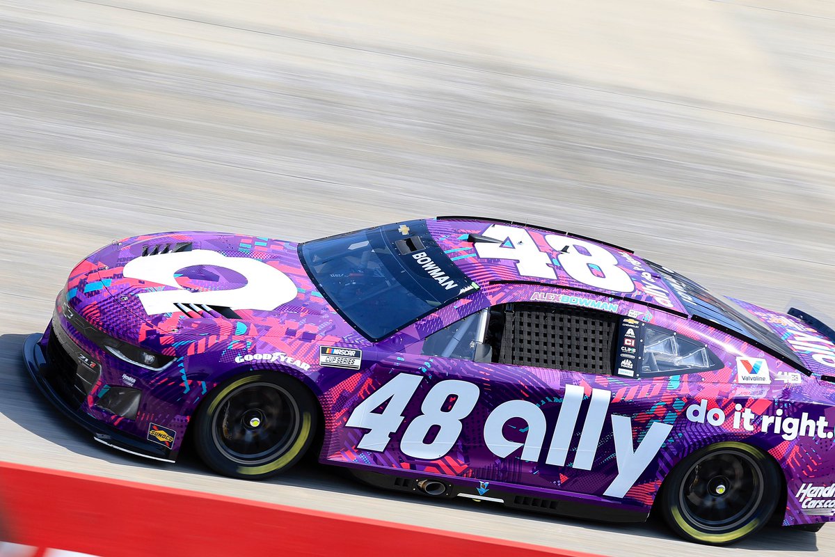 The #Ally48’s balance has started to fade a little bit. @Alex_Bowman is holding steady though in P5. #NASCAR