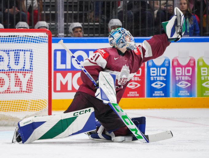 I almost want the #Cansucks to win now with the #Latvijan in goal! #Silovs #Latvija 🇱🇻🇱🇻🇱🇻